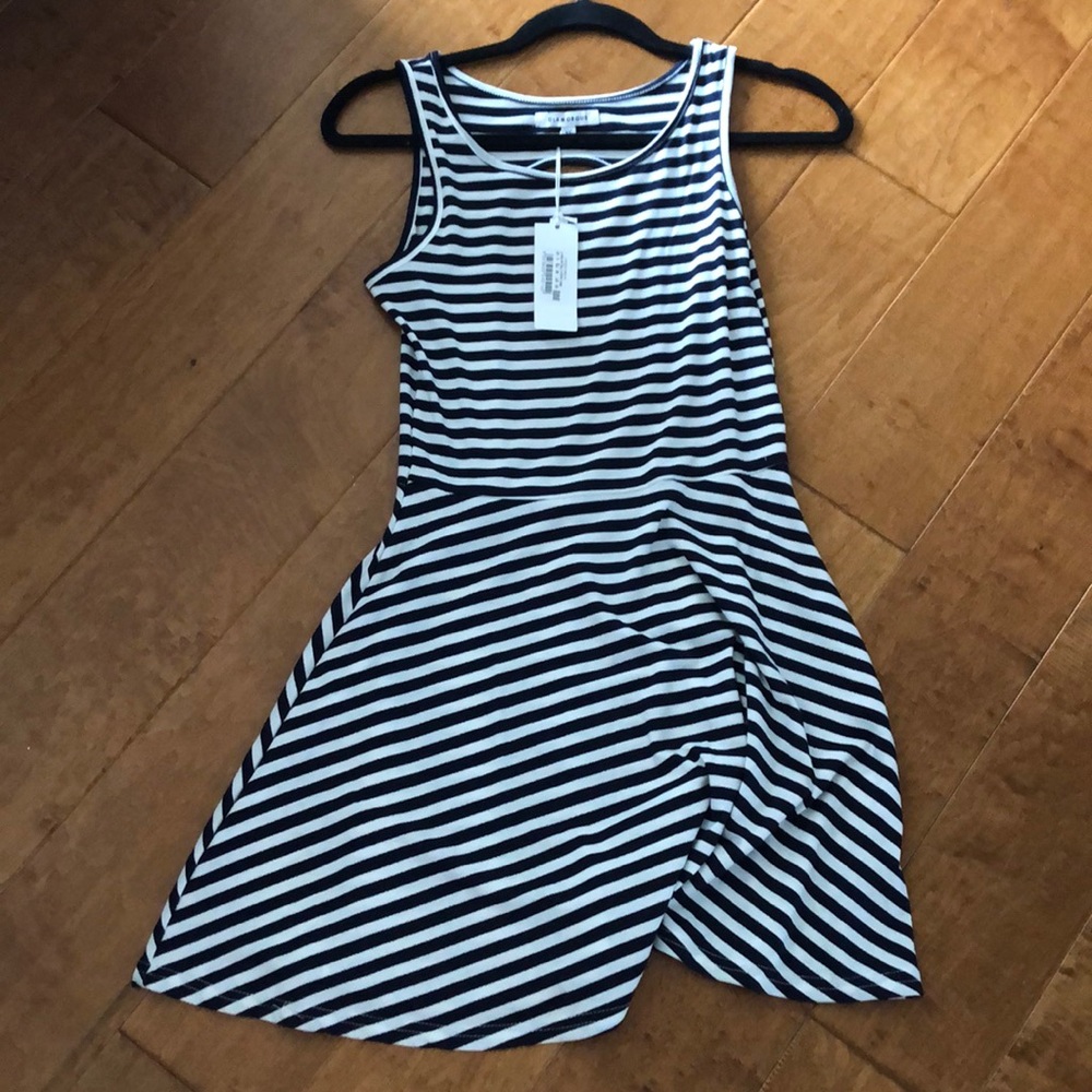 Spring/Summer dress with cut-out in the back.